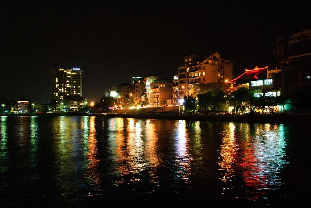 Truc Bach lake at night(1)_1000
