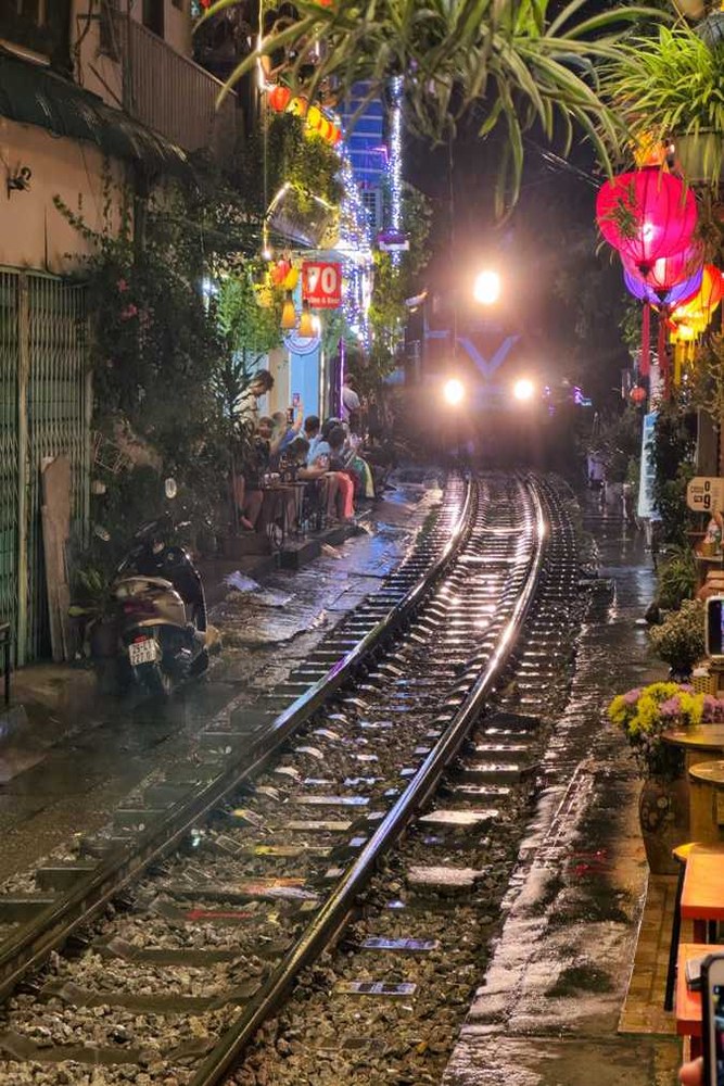 Train street after dark(1)_1000
