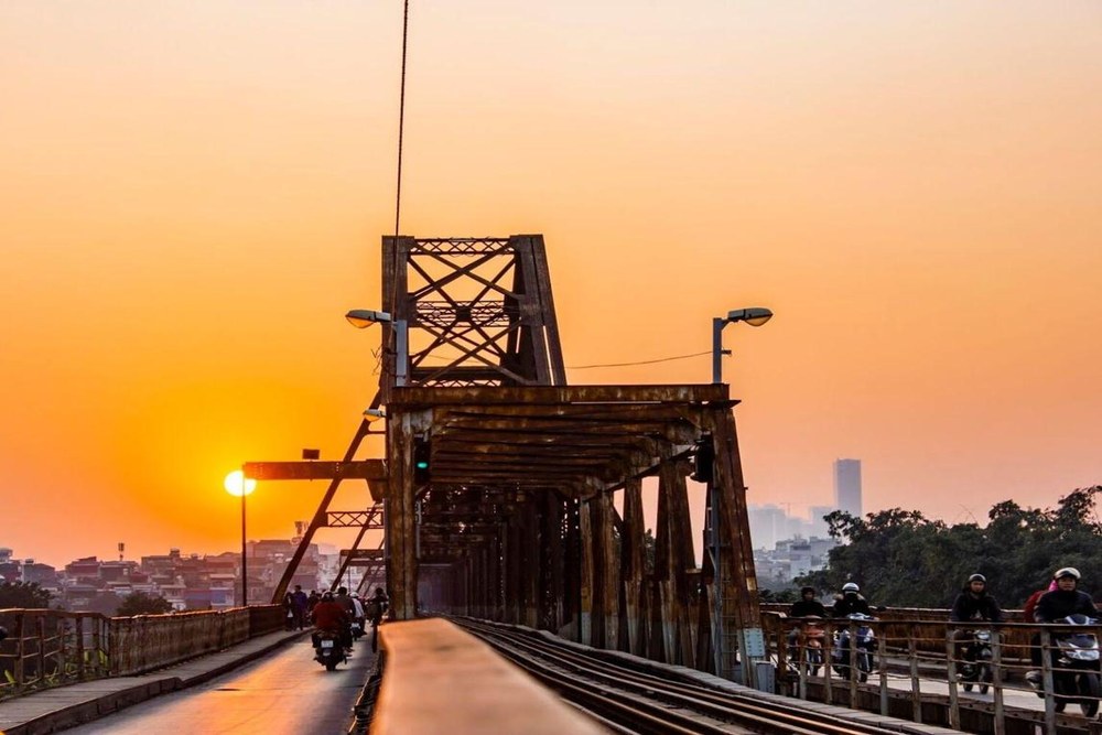 Sunset at Long Bi&ecirc;n bridge(1)_1000
